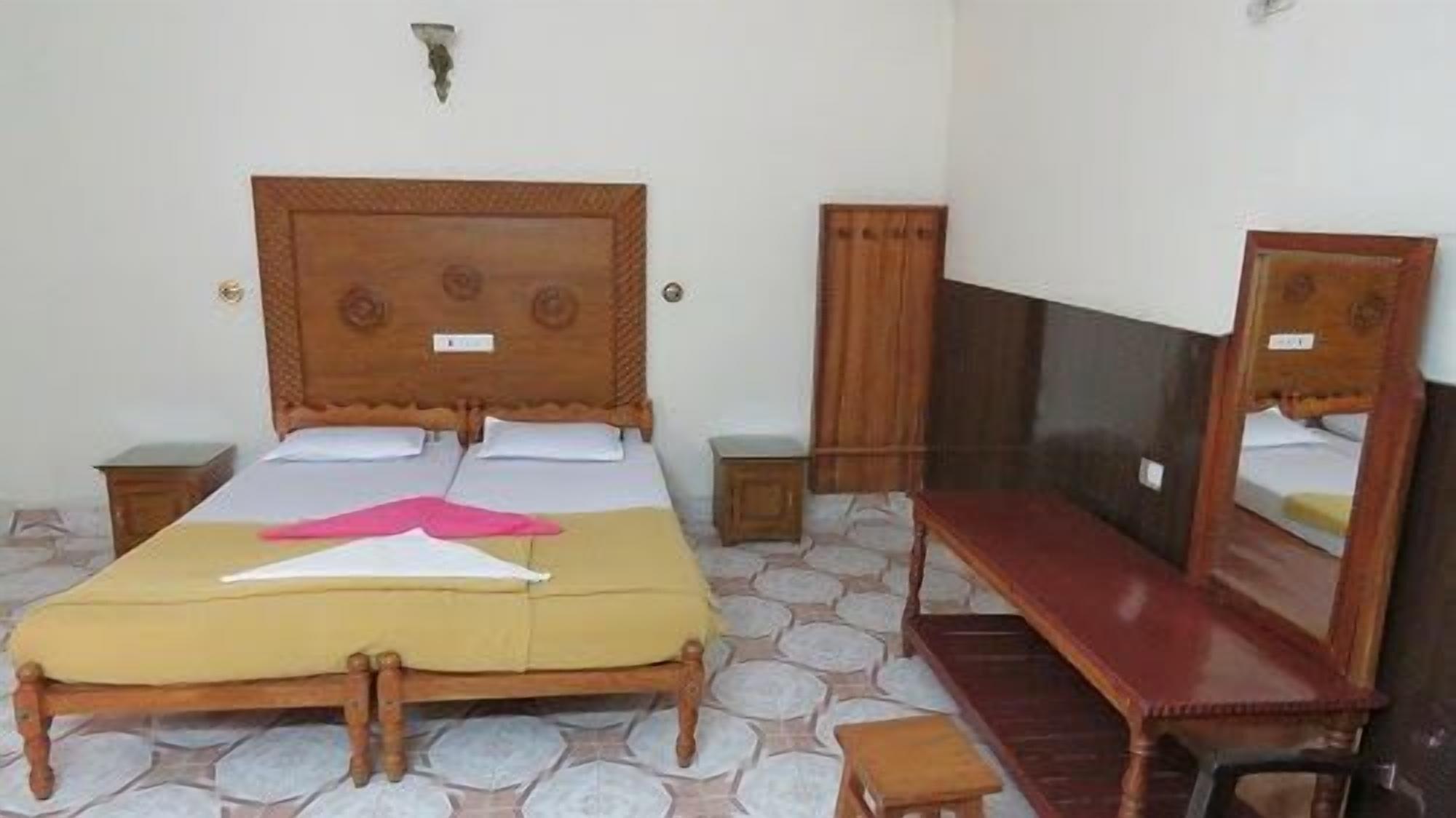 Jungle Palace Homestay เทกคาดี ภายนอก รูปภาพ