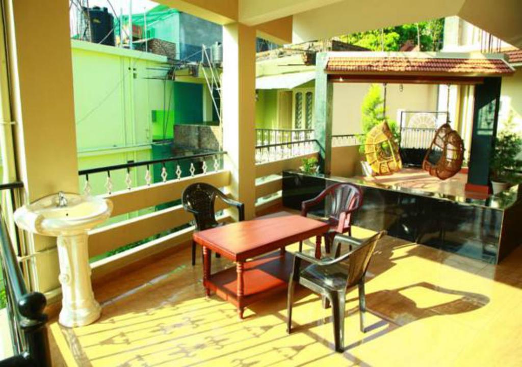 Jungle Palace Homestay เทกคาดี ภายนอก รูปภาพ